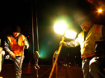 Bohrinsel Arbeiter bei Nacht
